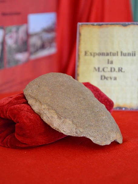 Exponatul lunii aprilie 2017: „Toporaș de mână” - unealtă databilă în prima epocă a pietrei (Paleolitic)