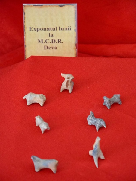 Exponatul lunii IUNIE 2018: Șapte figurine miniaturale care redau imaginea unor specii de animale descoperite la Măgura Uroiului