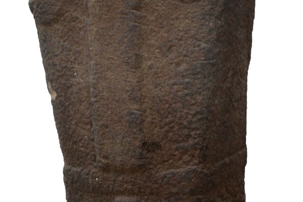 mcdr-menhir-foto2aa4fa759-c57b-3245-6f1a-4085d6f9960635E9DF14-D44F-6B2D-FA1D-760D362272CD.jpg