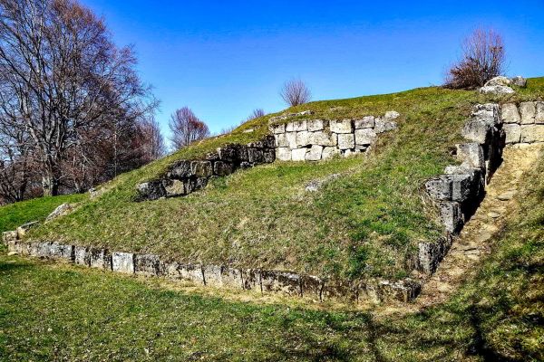 cetatea-dacica-de-la-costesti-blidaru-1086F8304-2820-1A73-78FF-1A4053388D39.jpg